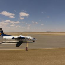 ウユニ空港に到着した機材、外観は普通でしたが・・・