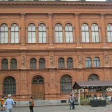 大きな建物でした。