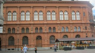 ドゥマ広場に面しています。