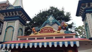 スリンキーが屋根に