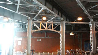 神田駅そばの昼間でもいい雰囲気のトンネルです