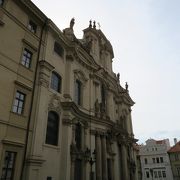 旧市庁舎広場にある聖ミクラーシュ教会とは、名前は同じでも違う教会です。