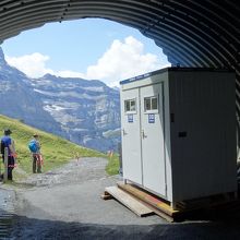 鉄道下のトンネルにある綺麗な水洗トイレ