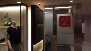 西口から南口新南口の通り抜けに便利です