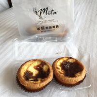 ホテル外、地下にあるお店のエッグタルトです