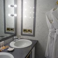 明るくて広く洗面台も２つあって良い