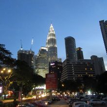 街中から引き気味に撮ると、その巨大さが引き立ちますね