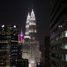 「KLタワー」との２ショットです