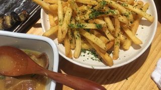 フードコートのような飲み屋街