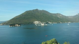 コトル湾に浮かぶ２つの小島