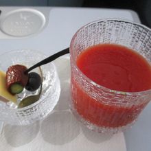 機内食（アミューズブッシュ）とトマトジュース