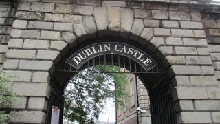 ダブリン観光時に訪れたお城で、ダブリンの中心部にそびえ立つかってのイギリス支配の象徴です。