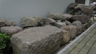 考えるとちょっと重苦しくなるような石組みです