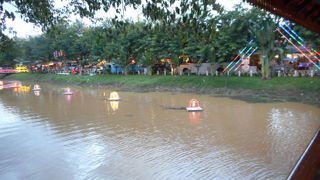 川向うは新しいマーケット～シェムリアップ川