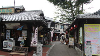 湯の坪街道沿いにあるレトロな横丁