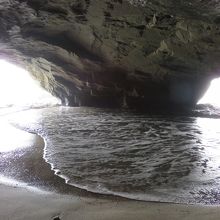 洞内から海を見る