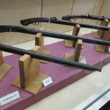 火縄銃が並ぶ館内