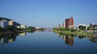 この川も何度も氾濫しています