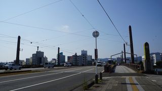 鏡川の向こうに筆山も見える見晴らしのいい眺め