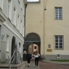 左手の建物の壁面に全体の図がありました。