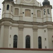 レオ・ザビエガによって建てられた教会です。
