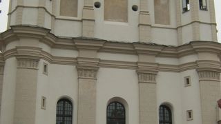 レオ・ザビエガによって建てられた教会です。
