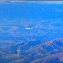 八甲田山上空最終アプローチをかけるA300(少々古い写真)