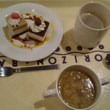 チップ＆デールクリームケーキ、コーヒー,パスタ入りスープ