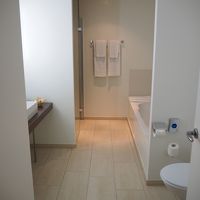手前がトイレで奥がバスタブとシャワーブース