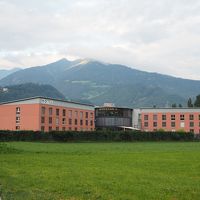 外観を駅方面から