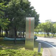 円山川のほとり緑豊かな広い公園