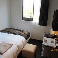 狭すぎる客室と作業机