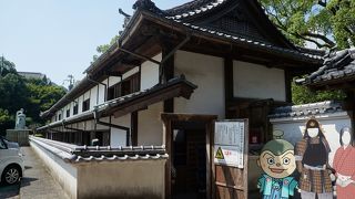 上は高知城。下はそれに対してという意味？