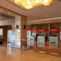 シンプルながらセンスの良いロビーは、まだピカピカ状態です