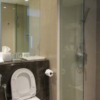 バスルームは、客室に比べるとかなり手狭なサイズです