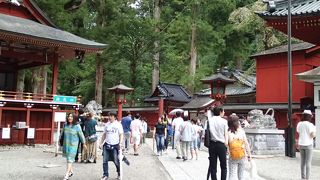 東照宮に比べて派手さは無いものの、落ち着きがある