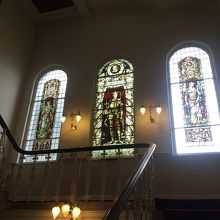 2階へ上がる窓はステンドグラス