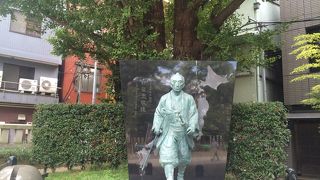 歩いているような像