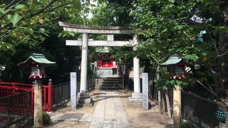 赤い橋が目立つ