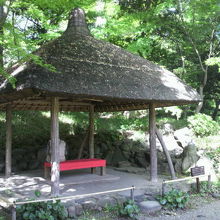 茅葺の屋根を４本の柱が支えています。ひなびた丸屋の四阿です。