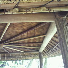 茅葺の屋根を構成する丸屋の屋根の骨組みです。屋根が重要です。