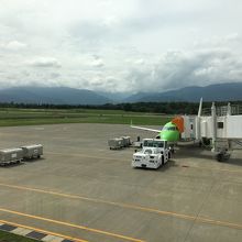 山間の空港です。