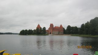 湖に浮かぶ城のイメージです。
