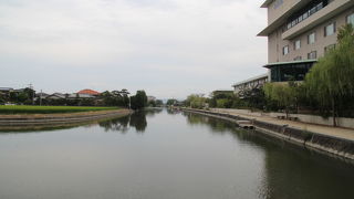 掘割に沿った散歩道