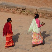 バイラナート寺院にお参りに来る人たち（朝7時頃）