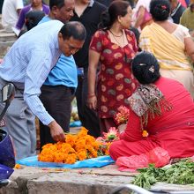 朝6時ごろから始まる朝市