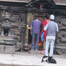 朝のお参りいの人たち