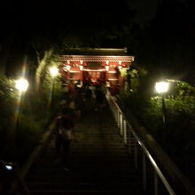 夜でも石段や境内がライトアップされていて参拝できます。
