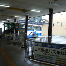 新宿からのバスも発着してます。