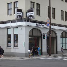 景観を損なわないレトロっぽいファミマ